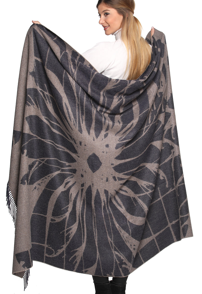 Manta de baby alpaca color navy con diseño abstracto