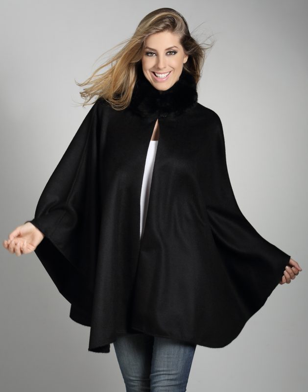 Modelo con capa Neru Fur de baby alpaca negra, de pie con fondo blanco