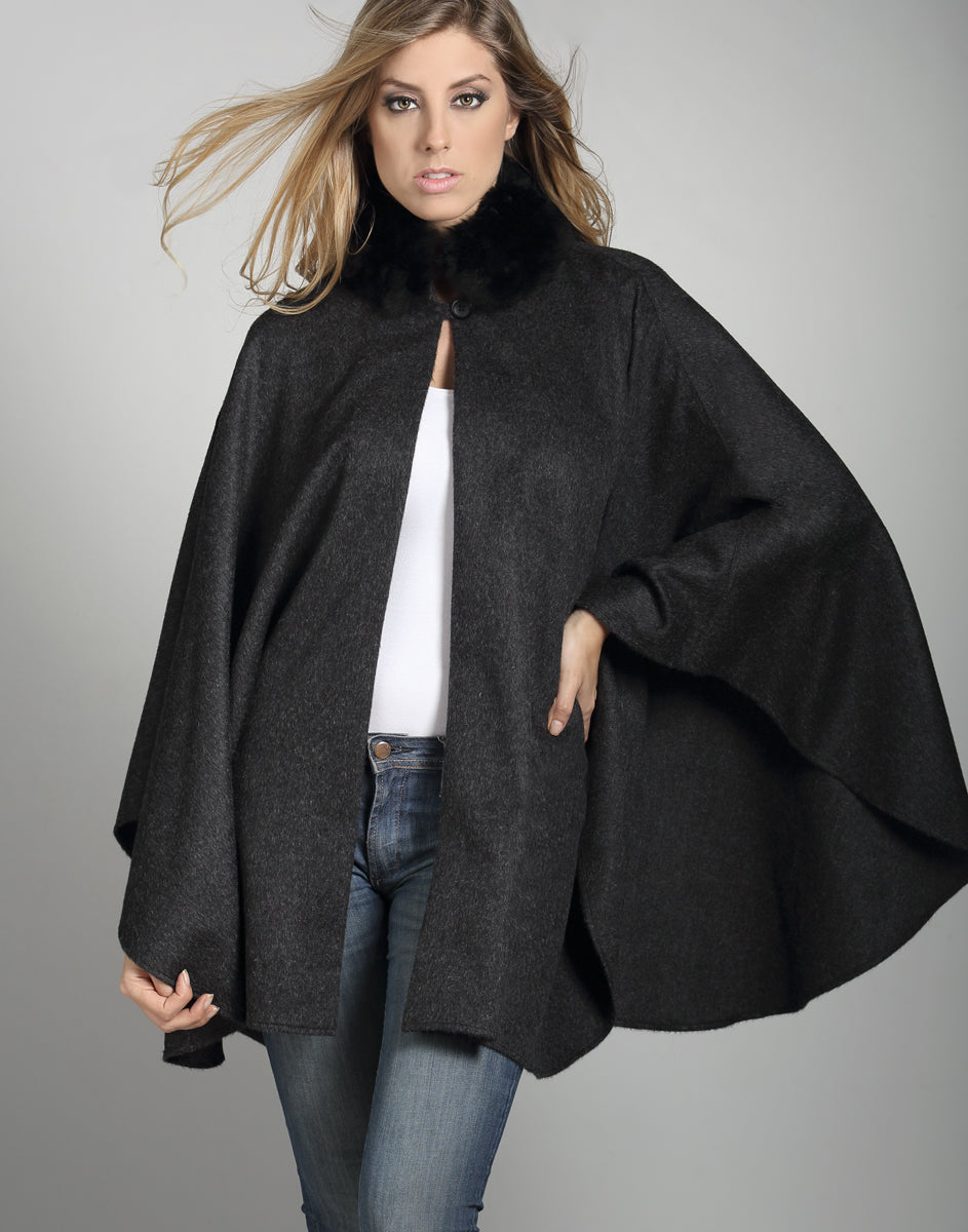 Modelo usando la capa Neru Fur de baby alpaca en color charcoal, de pie con fondo neutro