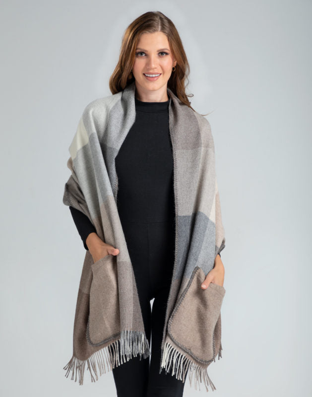 Estola Pocket de baby alpaca color neutral con diseño de cuadros y bolsillos — look elegante y funcional