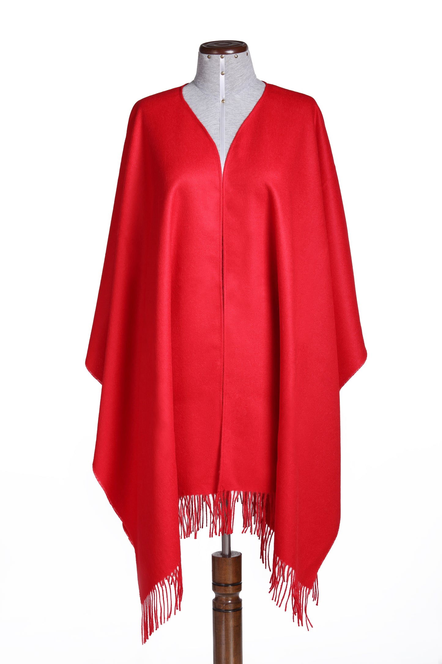 Poncho rojo de baby alpaca — diseño llamativo con calidez natural
