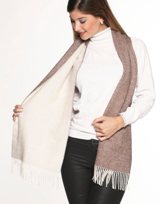 Vista lateral de chalina en blanco y marrón chocolate, usada sobre blusa blanca.