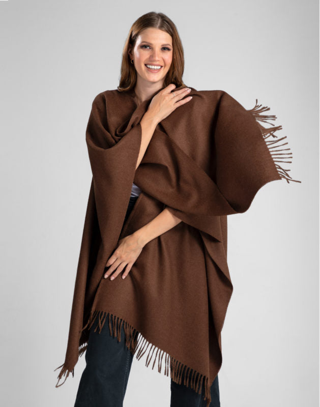 Poncho Classic color chocolate de baby alpaca — suave, cálido y elegante