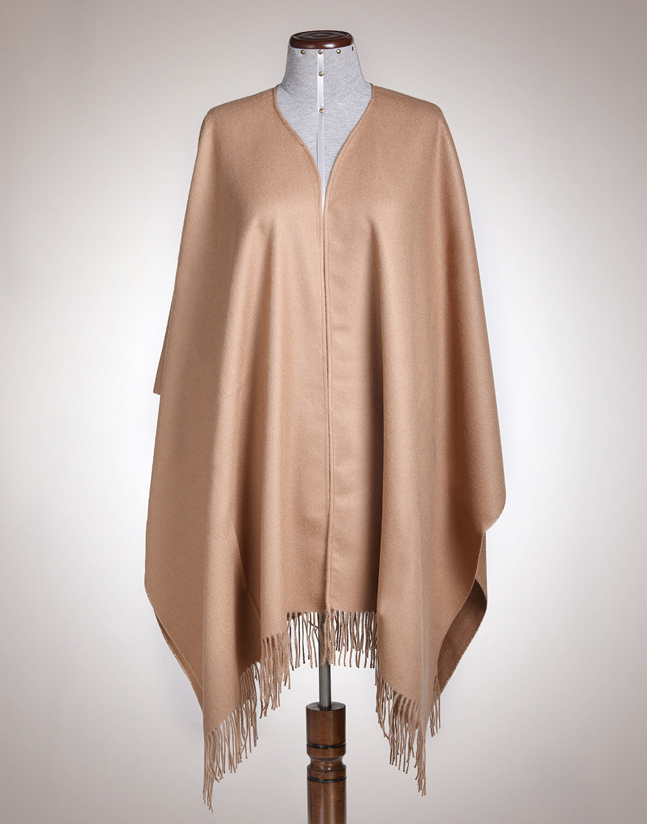 Poncho beige de baby alpaca — ideal para combinar con tonos cálidos