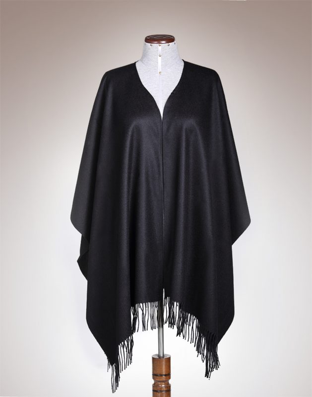 Poncho Classic negro de baby alpaca — diseño atemporal y sofisticado