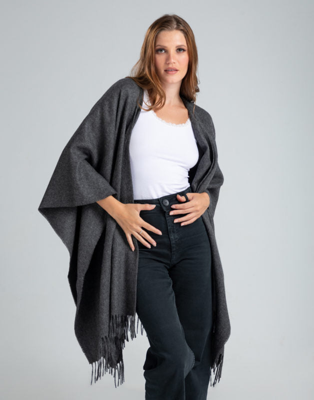 Poncho gris oscuro de baby alpaca — estilo sobrio y envolvente