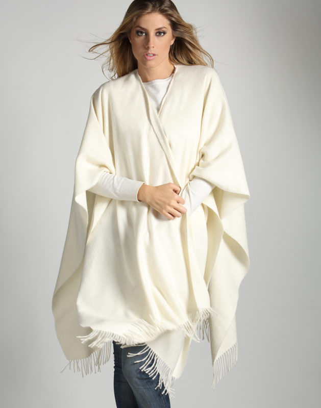 Poncho Classic blanco hueso — baby alpaca suave e ideal para looks neutros