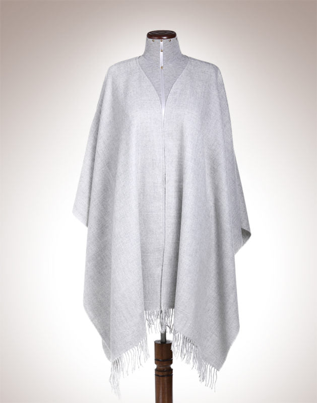 Poncho gris plata en baby alpaca — ligero y elegante para toda ocasión