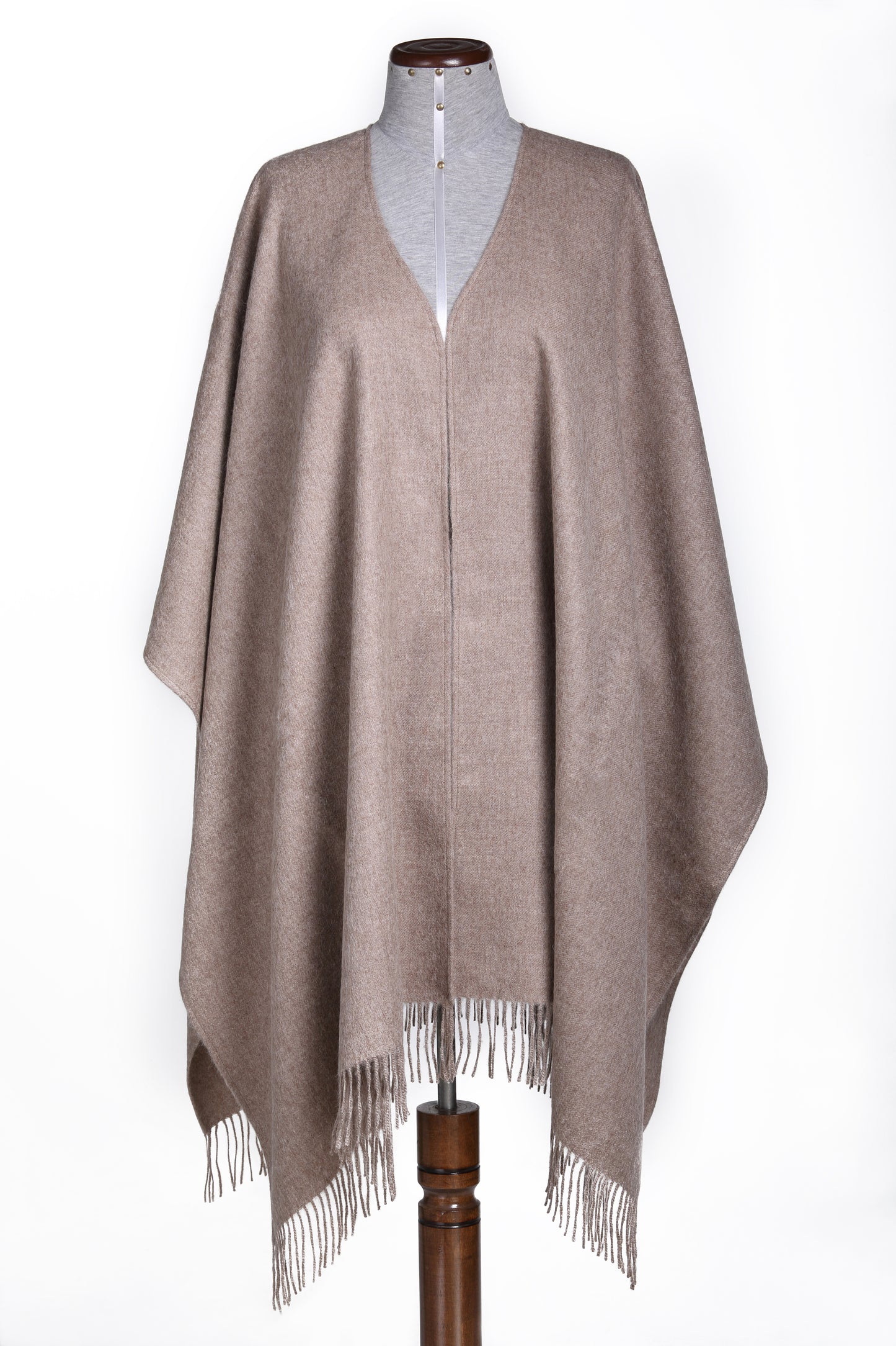 Poncho color arena en baby alpaca — neutro, suave y atemporal