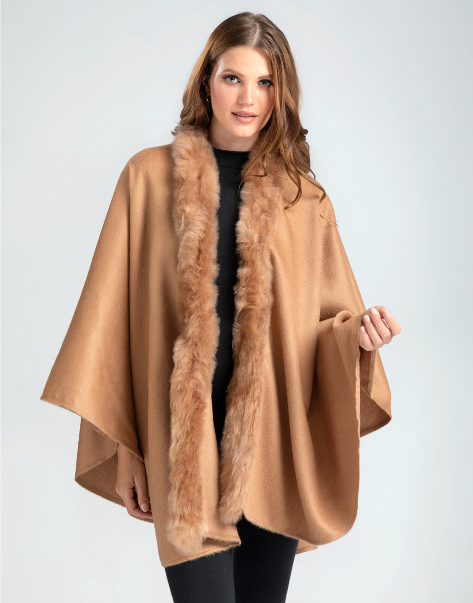 Modelo con la ruana Front Fur en tono camel y borde frontal de fur, sobre fondo claro