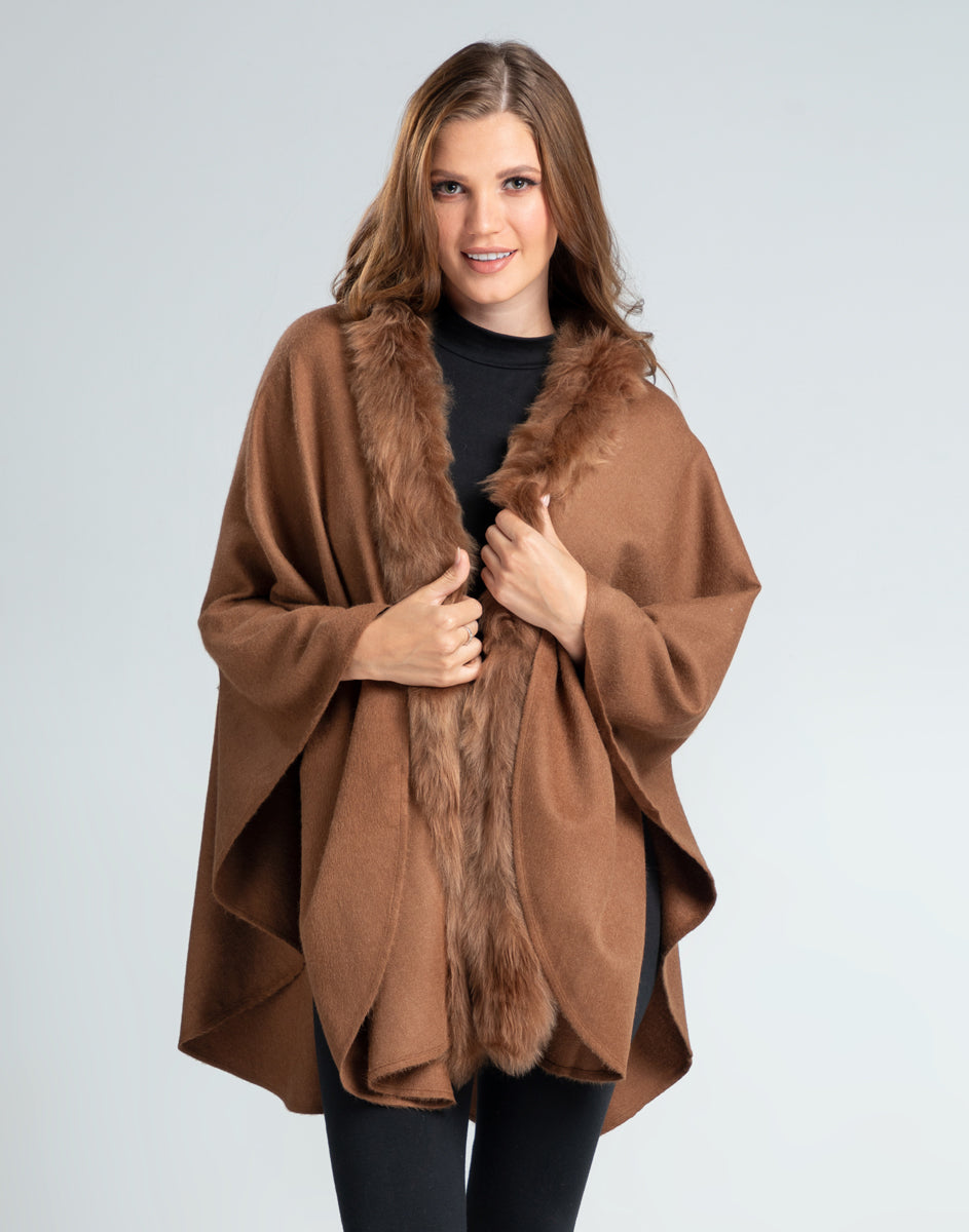 Ruana Front Fur color vicuña en baby alpaca con detalle de piel en el frente, lucida por modelo femenina