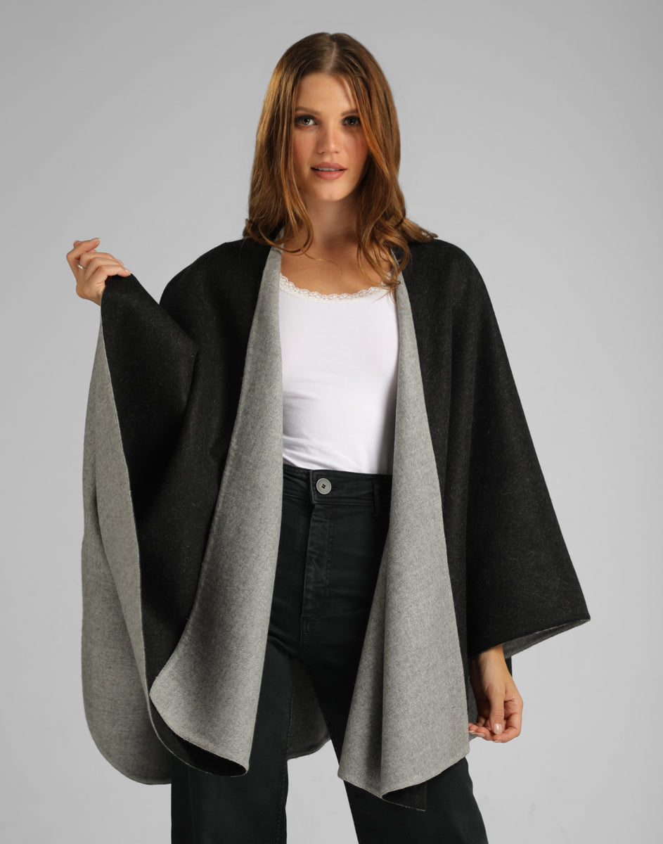 Mujer modelando ruana doble faz en negro y gris