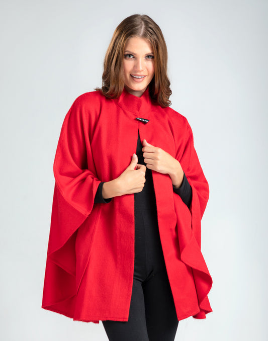 Mujer con Capa Neru de Baby Alpaca color Red