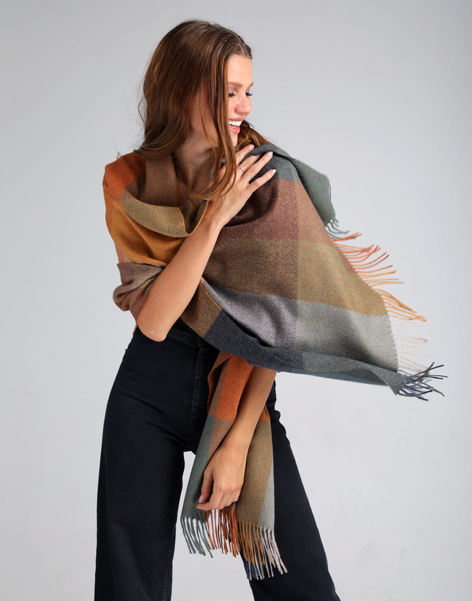 Estola elegante de baby alpaca para look sofisticado — vista lateral