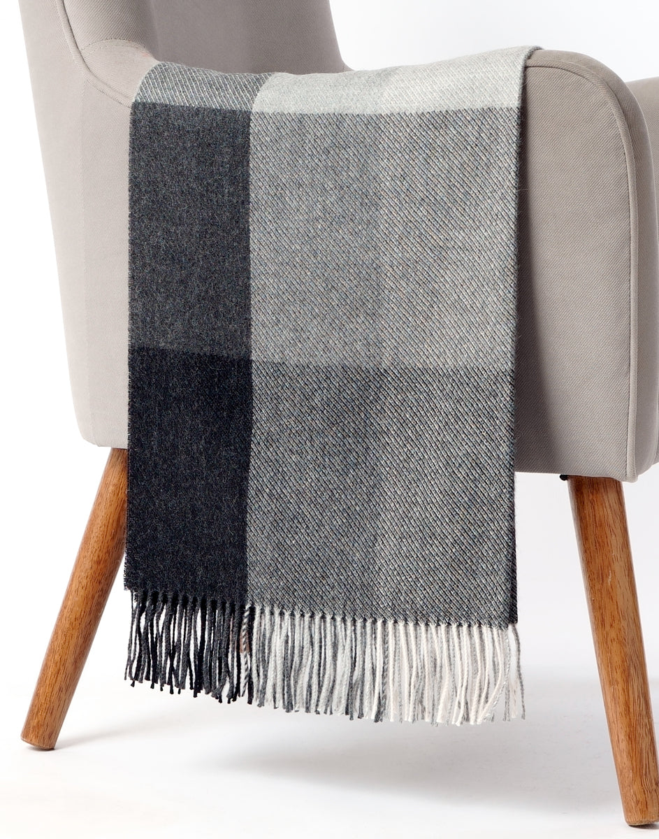 Manta gris 100% alpaca FS — diseño sobrio para espacios modernos

