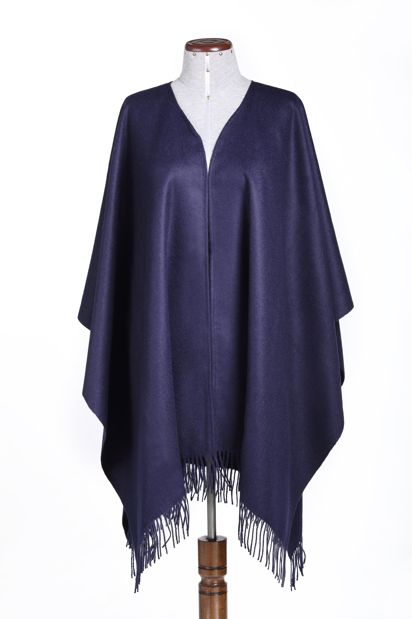 Poncho azul marino — baby alpaca en tono clásico y versátil