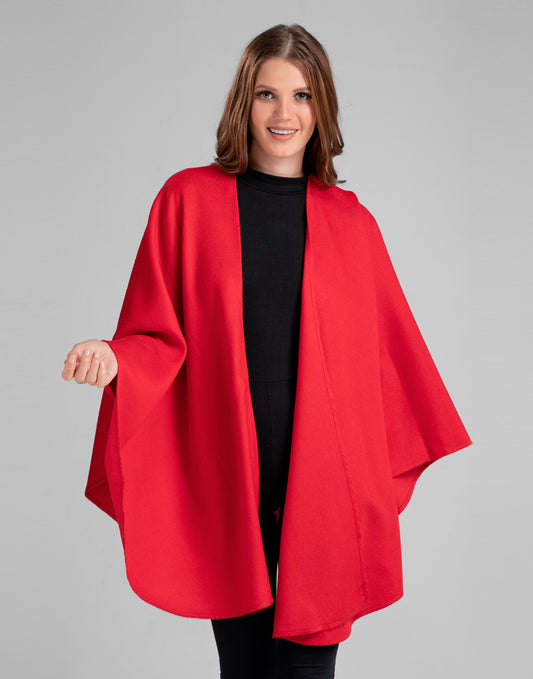 Mujer con ruana roja de baby alpaca abierta, mostrando caída de la tela
