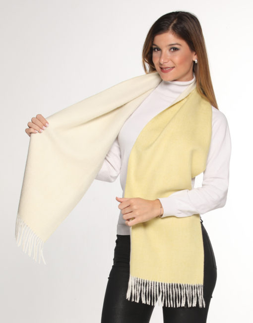 Chalina doble faz en blanco y amarillo claro, presentada en estilo casual sobre fondo blanco