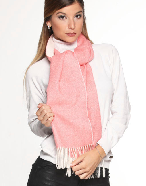 Mujer con chalina bicolor blanco y coral, posando con expresión sonriente.