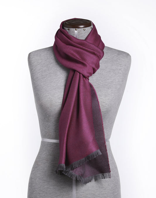 Chalina reversible gris y fucsia mostrada sobre maniquí, destacando su textura y contraste