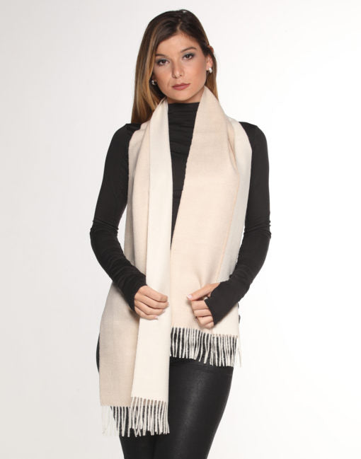 Mujer luciendo chalina reversible en tonos blanco y beige, sobre fondo blanco.