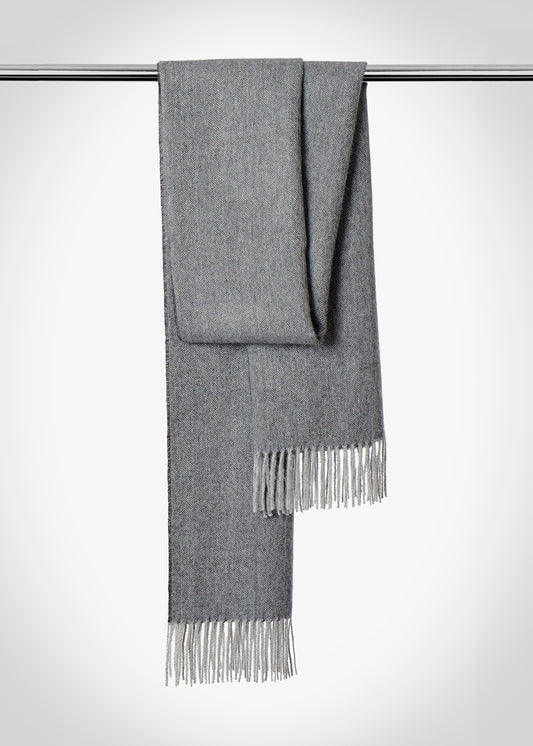 Estola Origin gris en baby alpaca con patrón espiga, colgada verticalmente para resaltar su textura y elegancia moderna