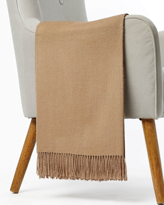nta One de baby alpaca color camel sobre silla – Colca Fabrics