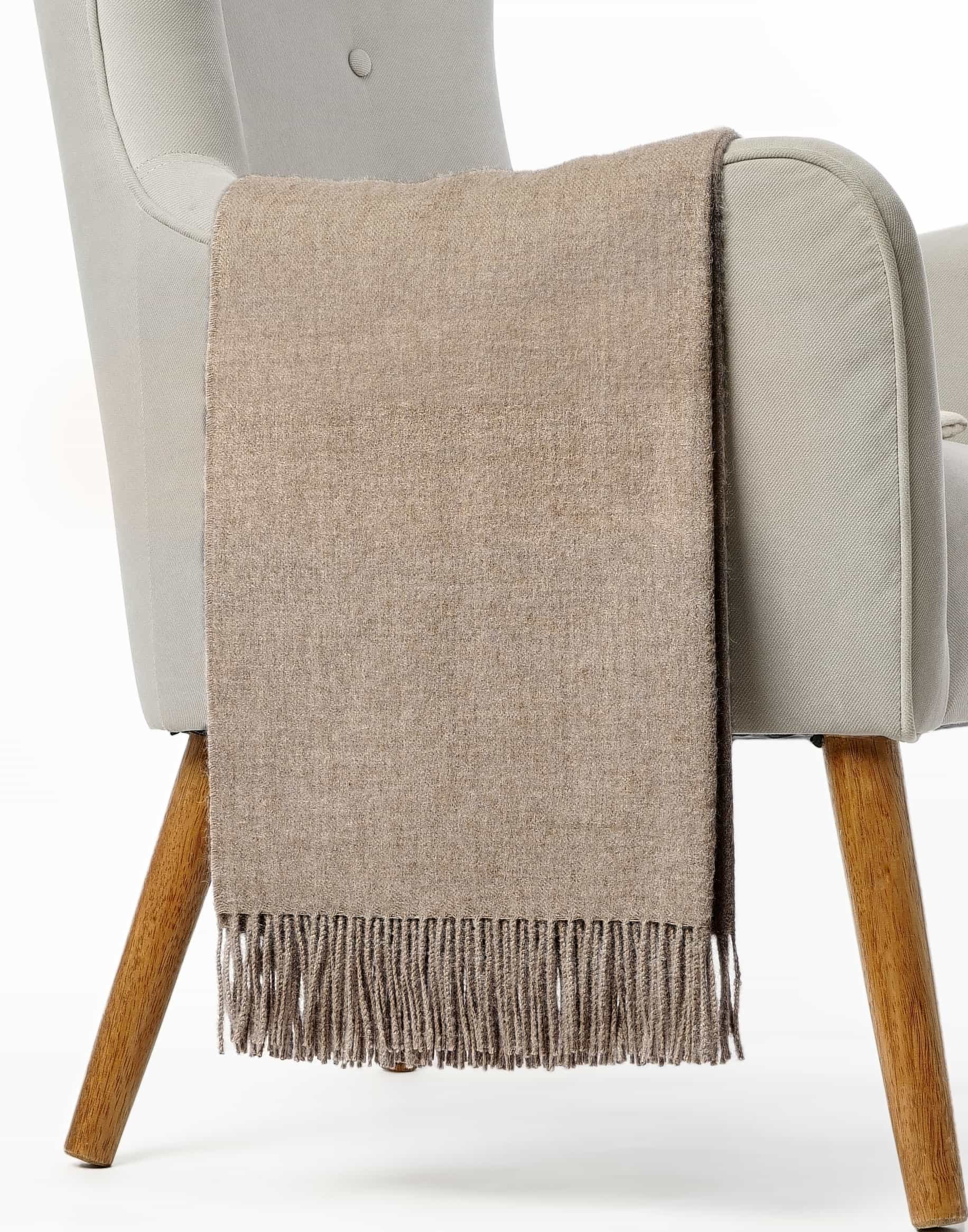 Manta One de baby alpaca color arena – lujo sobrio