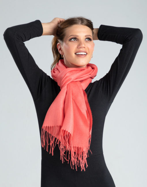 Mujer con estola color Irish Rose de baby alpaca y seda
