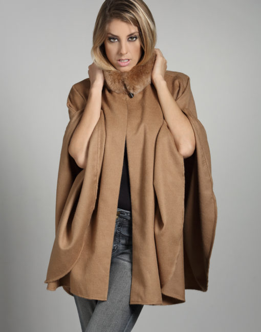 mujer vistiendo capa neru fur de alpaca color camello